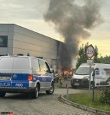 Pożar w Sosnowcu! Płoną auta w salonie samochodowym w Środuli. Ogień uszkodził też elewację budynku. Sprawę bada policja