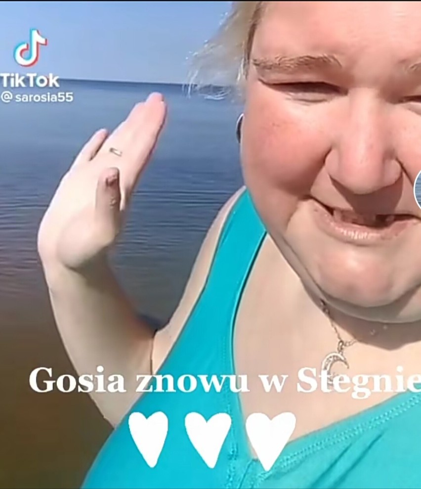 Stegna viralem na Tik Toku. Od tygodni popularność bije hasło „ jestem w Stegnie na plaży” [ZDJĘCIA] [VIDEO]