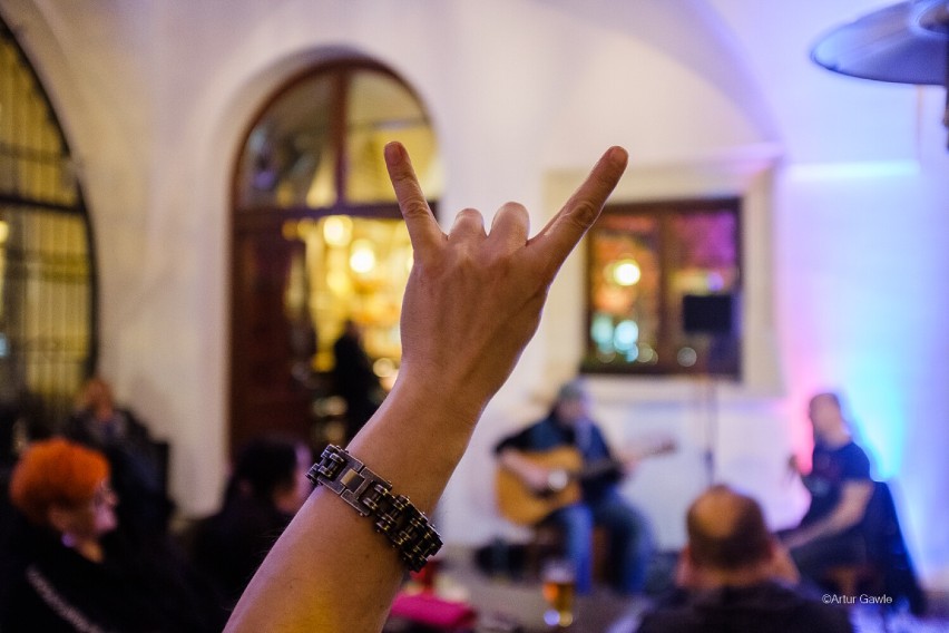 W Tarnowie Rock'n'Roll wiecznie żywy. Wyjątkowe spotkanie w ogródku "Pod Arkadami" na Rynku  [ZDJĘCIA]   