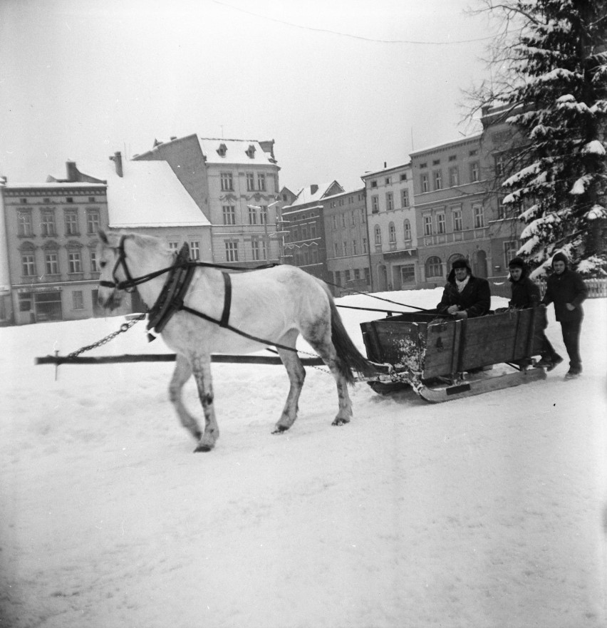 Głuchołazy w latach 60. Rynek miejski zimą.