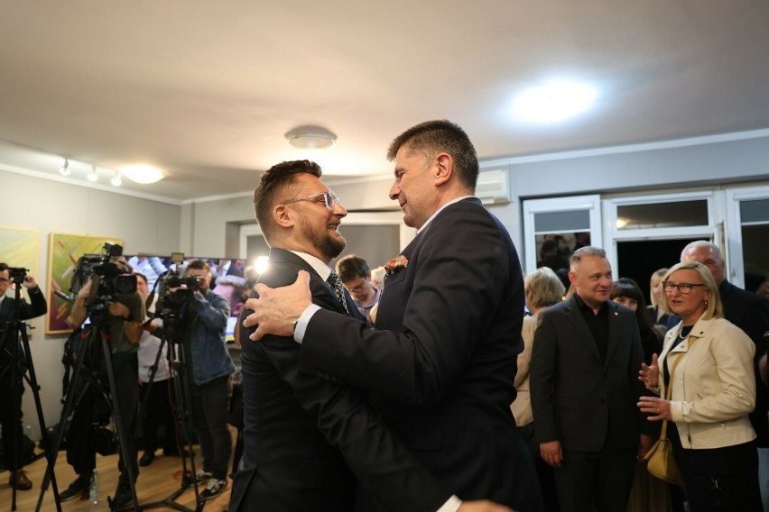 Prezydent Marcin Krupa świętujący zwycięstwo w wyborach...