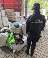 Podróbki nie trafią na rynek. KAS udaremniła kolejny przemyt odzieży