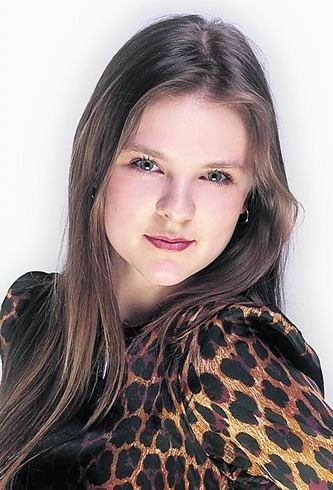 Julia Kurowska z Poręby Dzierżnej, lat 18
