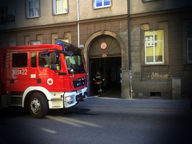 W czwartek, około godziny 17.30, wybuchł pożar w mieszkaniu przy ulicy Świętojańskiej w Bydgoszczy. Ogień pojawił się na pierwszym piętrze.

Strażacy otrzymali wezwanie o godzinie 17.36 - informuje nas dyżury bydgoskich strażaków. - Zanim straż przyjechała na miejsce, kobieta, która opiekowała się czwórką dzieci, zdążyła wyprowadzić je na zewnątrz. Sama jednak wróciła, by gasić pożar. Niestety podtruła się dymem.

Kobietę zabrało pogotowie. Na badania przewieziono również dzieci, ich życiu nic nie zagraża.

Dodatkowo strażacy musieli ewakuować z parteru kobietę, która nie mogła opuścić mieszkania o własnych siłach. Na miejscu pojawiło się w sumie siedem zastępów straży pożarnej. Ogień jest już opanowany, ale około 19.00 trwało jeszcze zabezpieczanie miejsca pożaru.

Przy Świętojańskiej pojawiło się 7 zastępów straży pożarnej oraz trzy karetki pogotowia. 

(kad, sier)