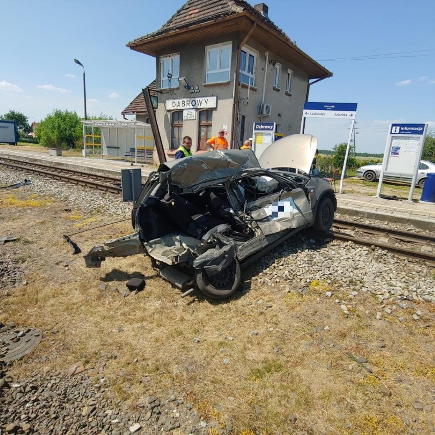 Wypadek na przejeździe kolejowym w Jeżewie. Samochód zderzył...