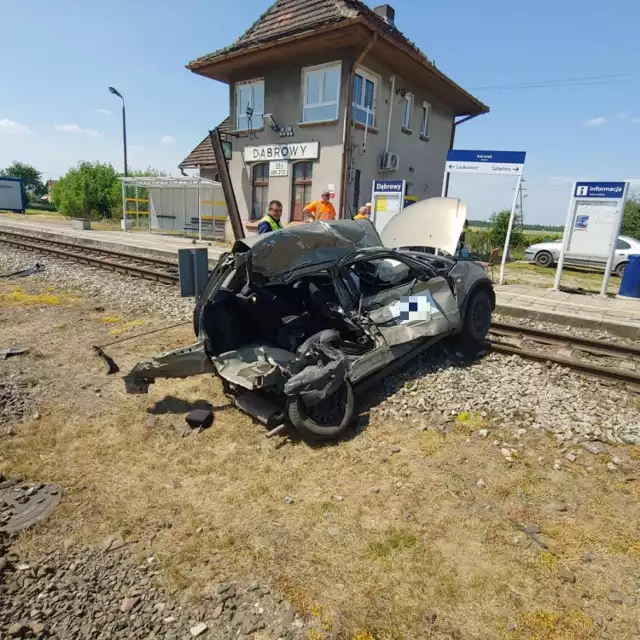 Wypadek na przejeździe kolejowym w Jeżewie. Samochód zderzył się z pociągiem