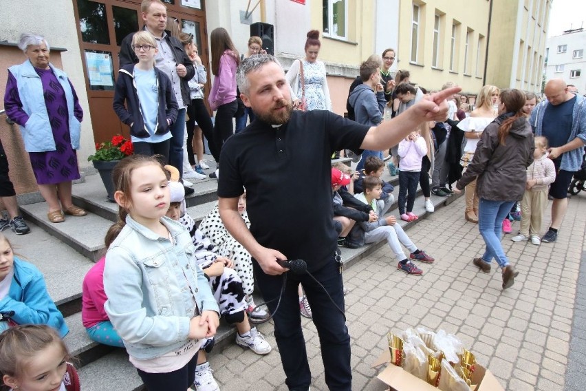 „Kostka biega po kostce”. Kielecki Zespół Szkół Katolickich świętował wybudowanie nowej drogi