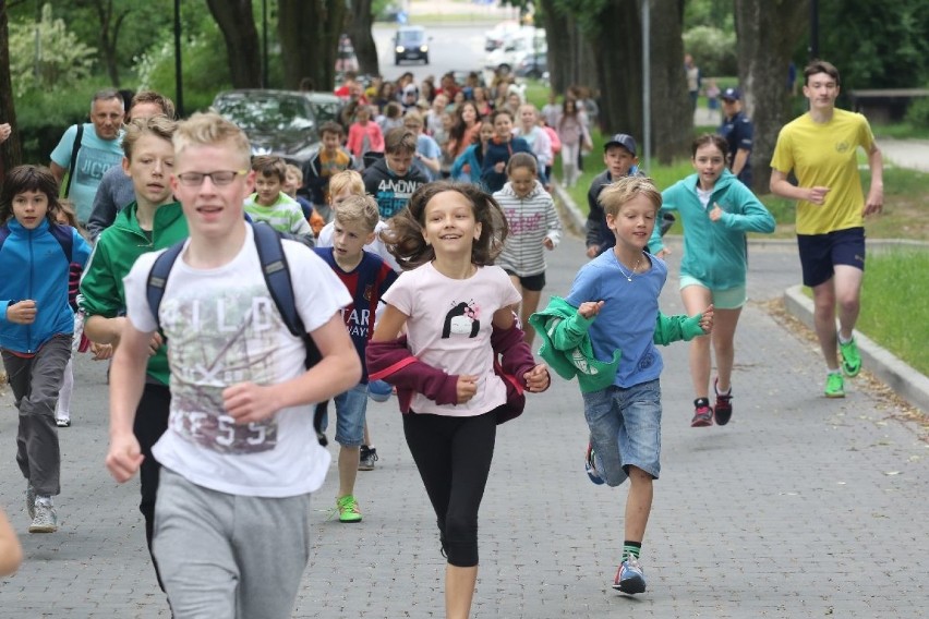 „Kostka biega po kostce”. Kielecki Zespół Szkół Katolickich świętował wybudowanie nowej drogi