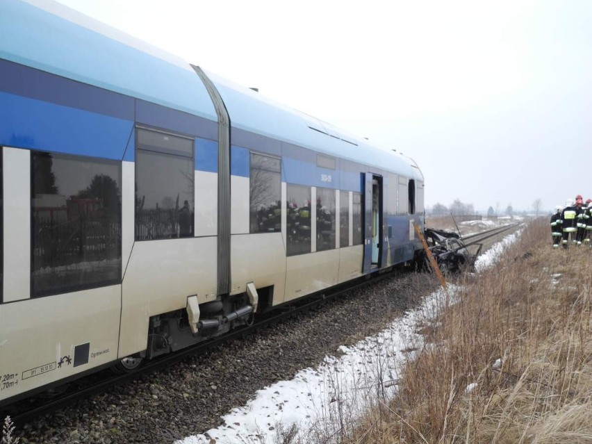 Kolonia Zawada: Szynobus wjechał w mercedesa. Auto spłonęło