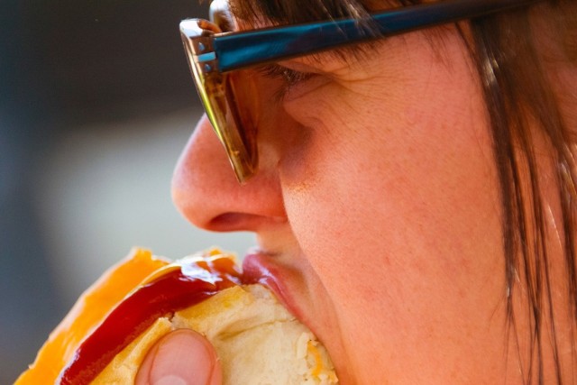 Światowy Dzień Hot Doga - to nietypowe święto wypada 4 lipca. Skąd wziął się hot dog i jak wygląda jego historia?

4 lipca wypada Dzień Hot Doga. To święto, które jednoczy Amerykanów od niemal stu lat. Historia wiąże się z zawodami jedzenia tego przysmaku na czas, które w 1916 roku zorganizował bar Nathan's Famous na Surf Avenue w Nowym Jorku.