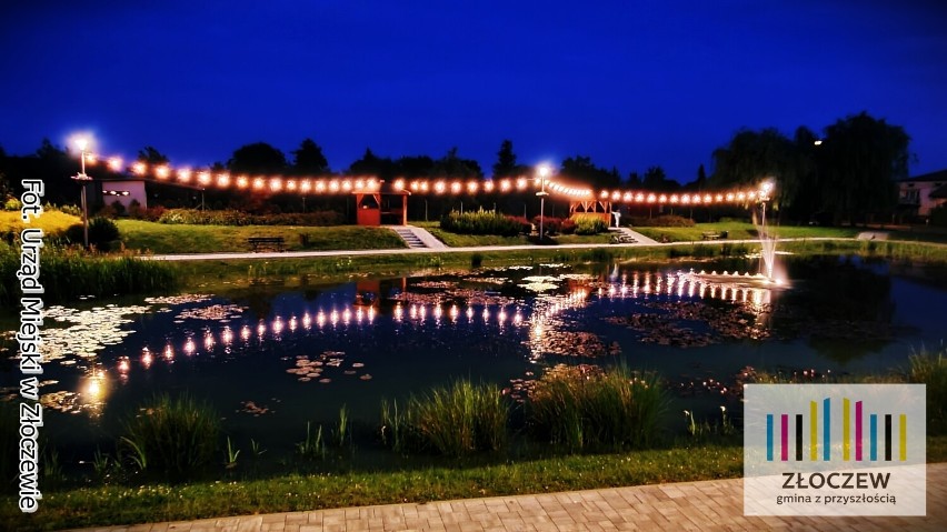 Ozdobne oświetlenie zamontowano przy zbiorniku Bania w Złoczewie. Zobacz jak zrobiło się klimatycznie ZDJĘCIA