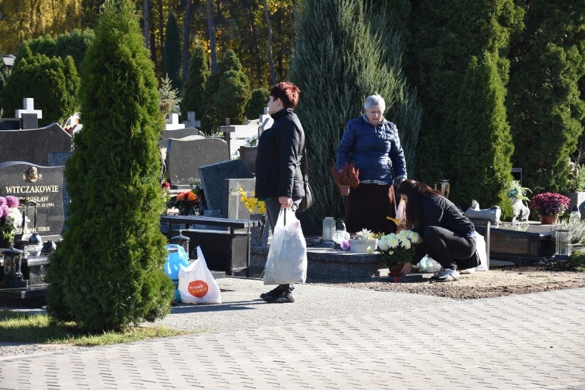 Września: Ludzie intensywnie sprzątają groby. A jutro na cmentarz dojedziemy bezpłatnym autobusem  