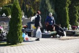 Września: Ludzie intensywnie sprzątają groby. A jutro na cmentarz dojedziemy bezpłatnym autobusem  