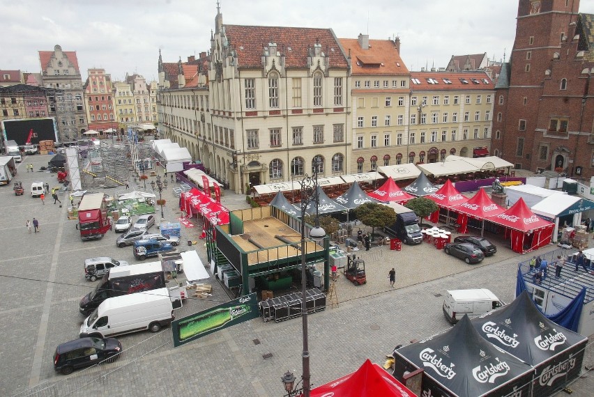 Wrocław: Rozbierają strefę kibica w Rynku (ZDJĘCIA)