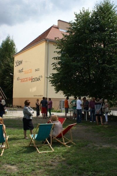 Na ścianie biblioteki namalowali mural z  wiersza