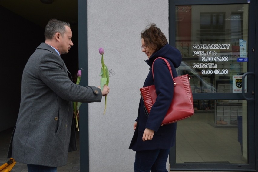 Poseł Dariusz Kubiak w centrum Bełchatowa rozdawał kwiaty. Okazją był Dzień Kobiet