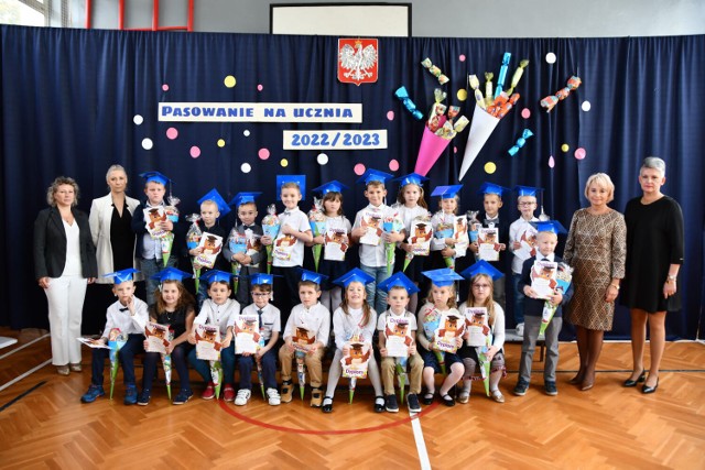 Ślubowanie pierwszaków w będzińskich szkołach

Zobacz kolejne zdjęcia/plansze. Przesuwaj zdjęcia w prawo naciśnij strzałkę lub przycisk NASTĘPNE