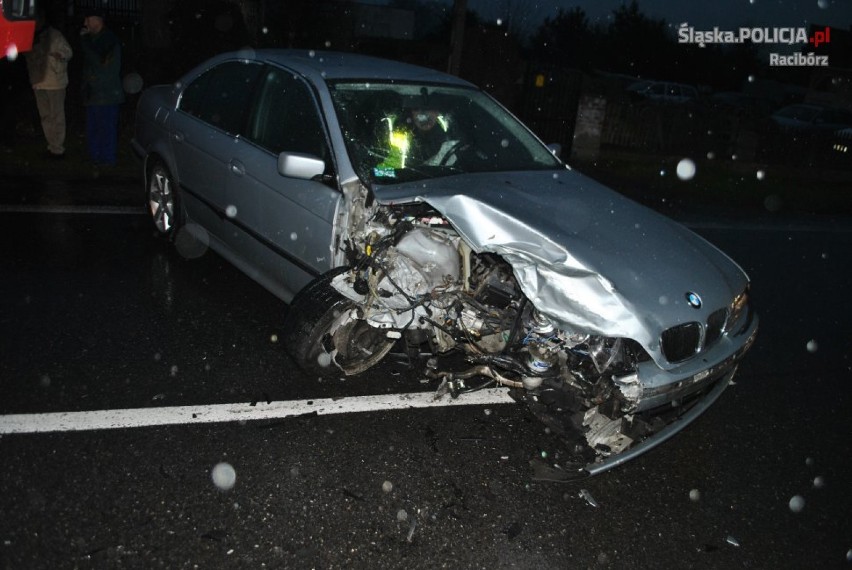 Czołowe zderzenie bmw i forda na ul. Hulczyńskiej w...