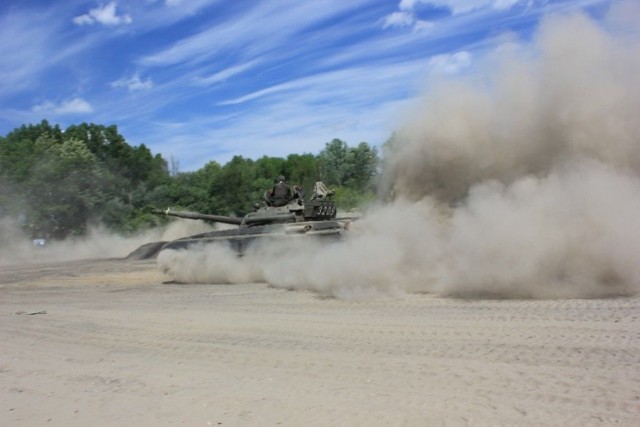 T-72 w tumanach kurzu przed inscenizacją bitwy z okresu II wojny światowej, pomiędzy wojskami Armii Czerwonej i Ludowego Wojska Polskiego a Wehrmachtem. fot. Piotr A. Jeleń