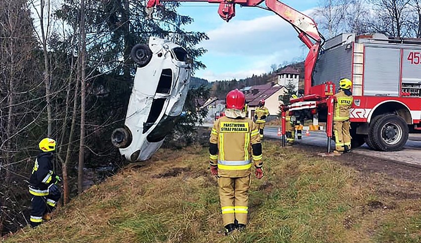 Strażacy usunęli drzewo z drogi i... dostrzegli auto kołami do góry leżące w potoku