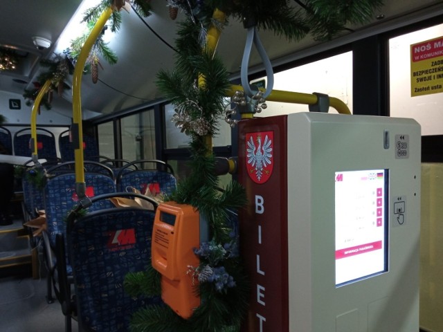 Dekorację świąteczną przygotowała z dużą dawką pozytywnej, świątecznej energii Świetlica Środowiskowa w Sandomierzu, przy wsparciu Przedsiębiorstwa Gospodarki Komunalnej i Mieszkaniowej, które użyczyło piękny, nowoczesny autobus na ten cel.
