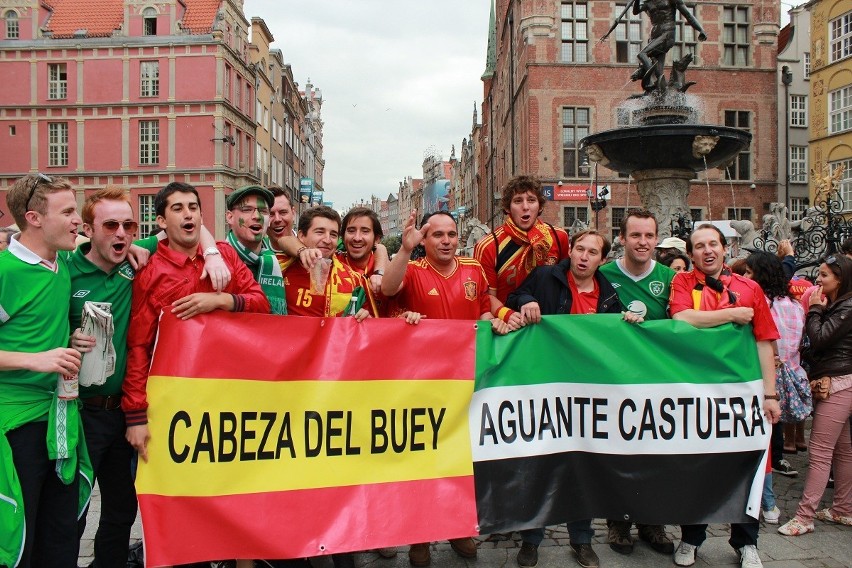 Kibice na Euro 2012 w Gdańsku: Hiszpanie i Irlandczycy bawili się hucznie, ale głównie przed meczem