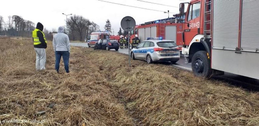 Wypadek w Chełmie Śląskim-Kopciowicach. Osobówka zderzyła się z TIR-em. Lądował LPR [ZDJĘCIA]