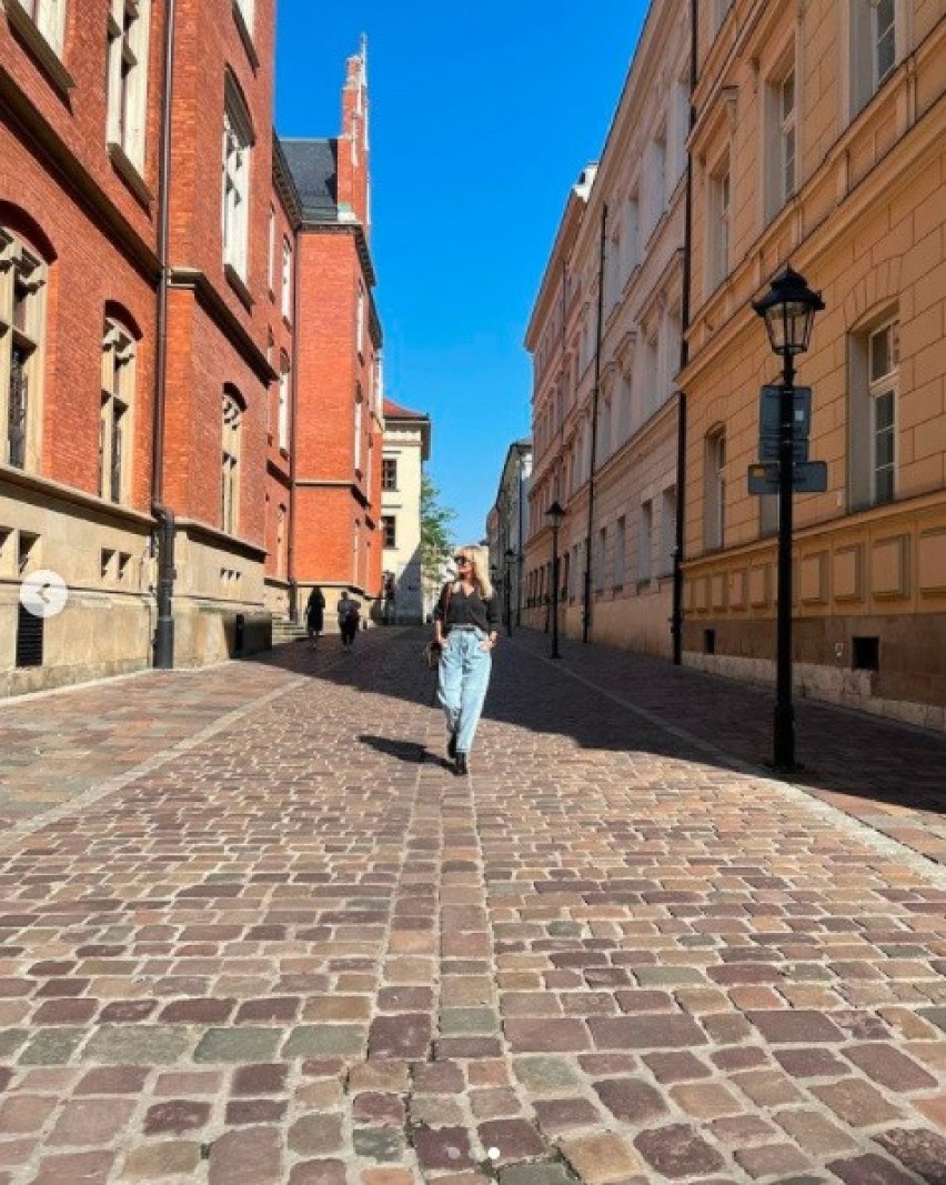 Agnieszka Woźniak-Starak na spacerze w Krakowie! W promieniach jesiennego słońca i modnym stroju wygląda przepięknie [ZDJĘCIA]