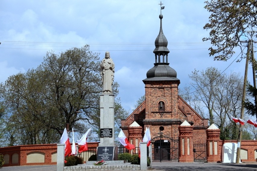 Złożenie kwiatów pod pomnikiem z okazji Święta Konstytucji 3 Maja w powiecie wolsztyńskim