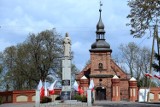 Złożenie kwiatów pod pomnikiem z okazji Święta Konstytucji 3 Maja w powiecie wolsztyńskim