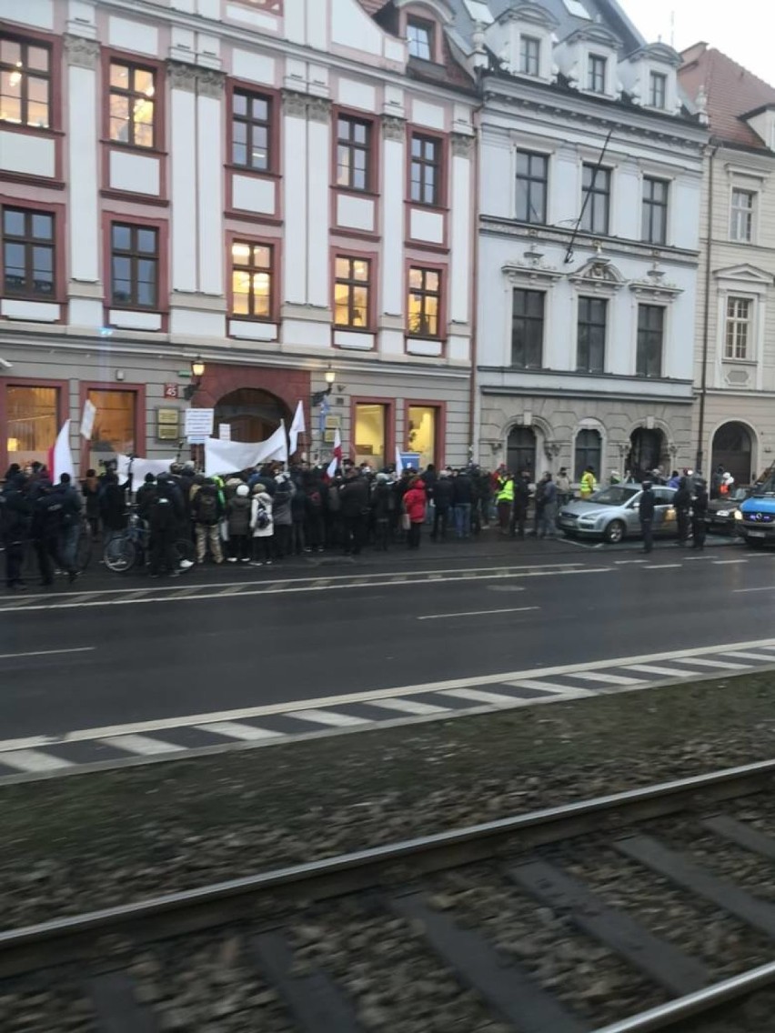 Protestowali w obronie lekarki z Lądka-Zdroju. Twierdzi, ze pandemia nie istnieje