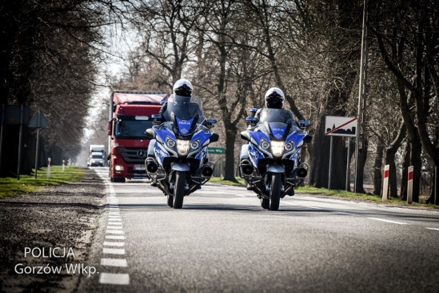 Rozpoczął się sezon motocyklowy. Miłośnicy dwóch kółek wyjechali na drogi. Niektórych ponosi brawura, dlatego policja apeluje o ostrożną jazdę.