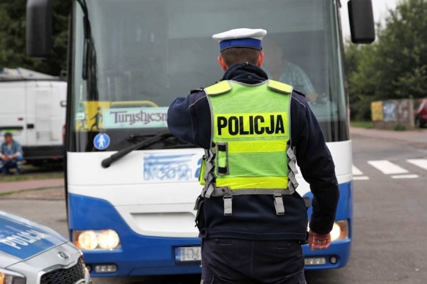 Policja skontroluje autobusy przed wyjazdem dzieci na...