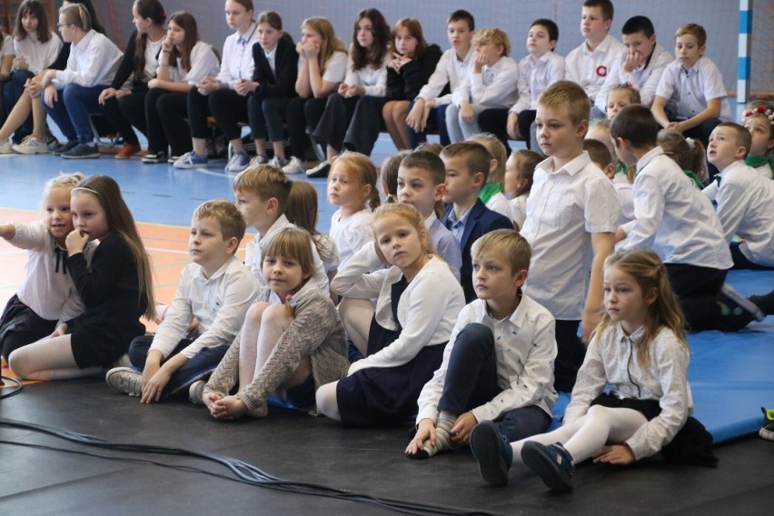 Uczniowie złotowskiej Dwójki uczcili Święto Odzyskania Niepodległosci przez Polskę