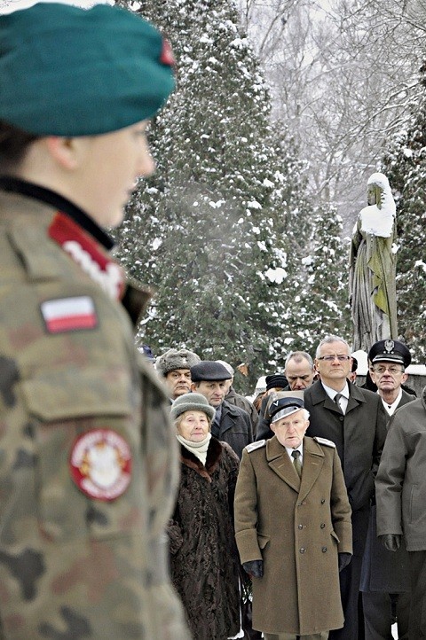 Częstochowa: Powstanie Styczniowe, 150. rocznica na grobach bohaterów zapłonęły znicze [ZDJĘCIA]