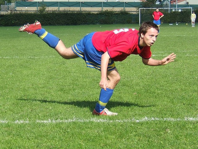 Źródło: http://commons.wikimedia.org/wiki/File:Amateur_footballer.jpg