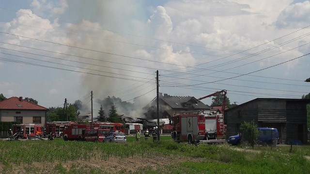 Godzina 13. Trwa akcja ratunkowa, budynki cały czas się palą