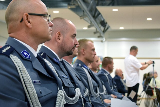 Piła. Święto policji. Awanse, nominacje, nagrody, życzenia, a w tle  ogólnopolski protest [ZDJĘCIA, LISTA AWANSOWANYCH] | Piła Nasze Miasto