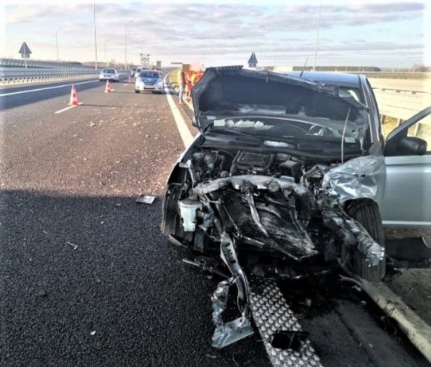 Wypadek na autostradzie A4. Ranni mieszkańcy powiatu przemyskiego, 21-letni kierujący toyotą i pasażerka [ZDJĘCIA]