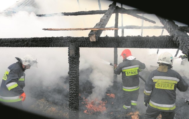 Strażacy gasili pożar przez ponad 6 godzin, ale poddasza obory nie udało się uratować. Całe siano dla stada krów spłonęło. Rolnik ocenia straty na co najmniej 50 tys. zł. Przyda mu się teraz każda pomoc