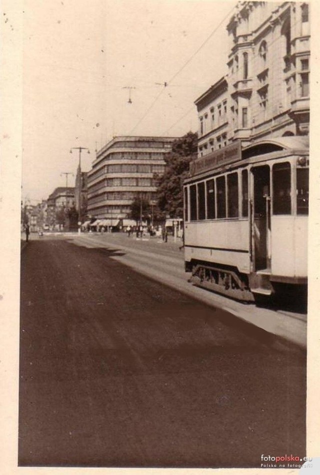 Rok 1944. Ulica Świdnicka. Zmodernizowany wagon doczepny Berolina [B 30]