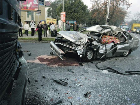 W zderzeniu na skrzyżowaniu ulic Bukowskiej i Szpitalnej zginął kierowca poloneza - FOT. ANDRZEJ SZOZDA