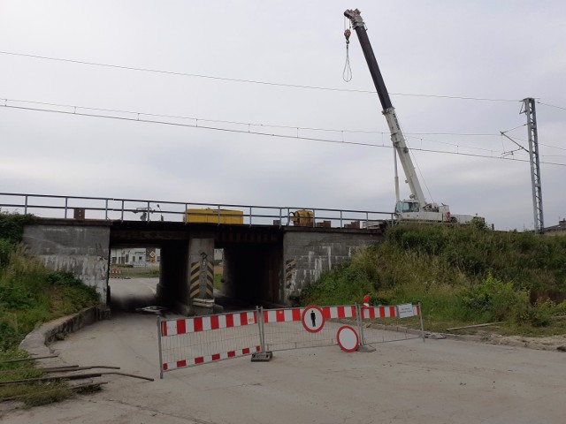 Modernizacja linii kolejowej  na odcinku Czechowice-Dziedzice - Zabrzeg. Na zdjęciu most kolejowy w ciągu ul. Sikorskiego, przy którym przez trzy noce trwały hałaśliwe prace. Przesuwaj gestem lub za pomocą strzałki, by zobaczyć kolejne zdjęcie