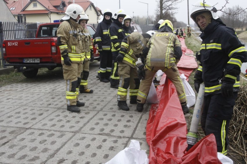 Ćwiczenia powodziowe strażaków przy rzece Karwianka w Karwi. W akcji wzięło udział 14 jednostek z powiatu puckiego