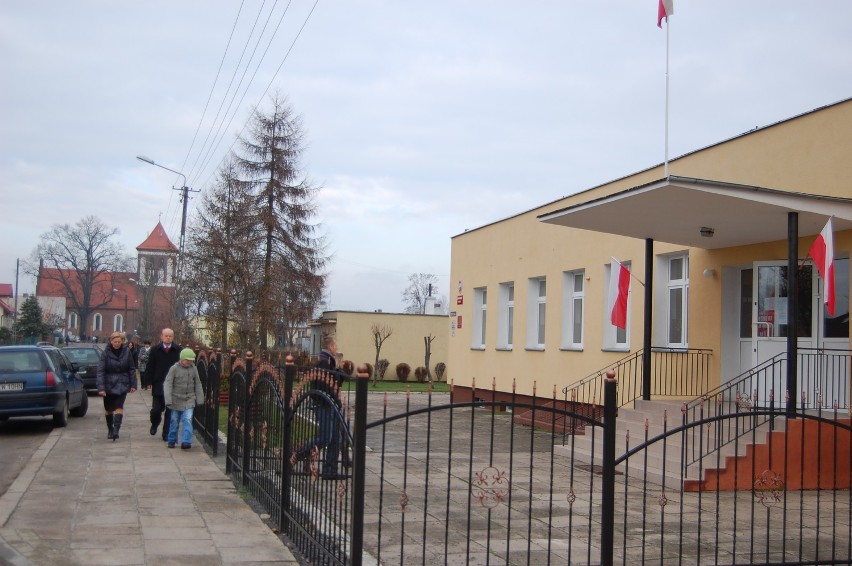 Przed lokalem wyborczym w Rakowcu.