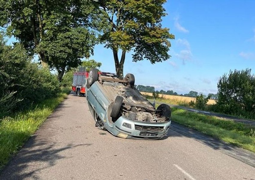 Wypadek w gminie Lichnowy. Samochód dachował, bo kierująca dosłownie na chwilę zasnęła? To wstępne ustalenia