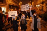 Kolejny protest w Poznaniu. Uczestnicy przeszli przez miasto. Tym razem pod hasłem "Wszyscy jesteśmy kobietami" [ZDJĘCIA]