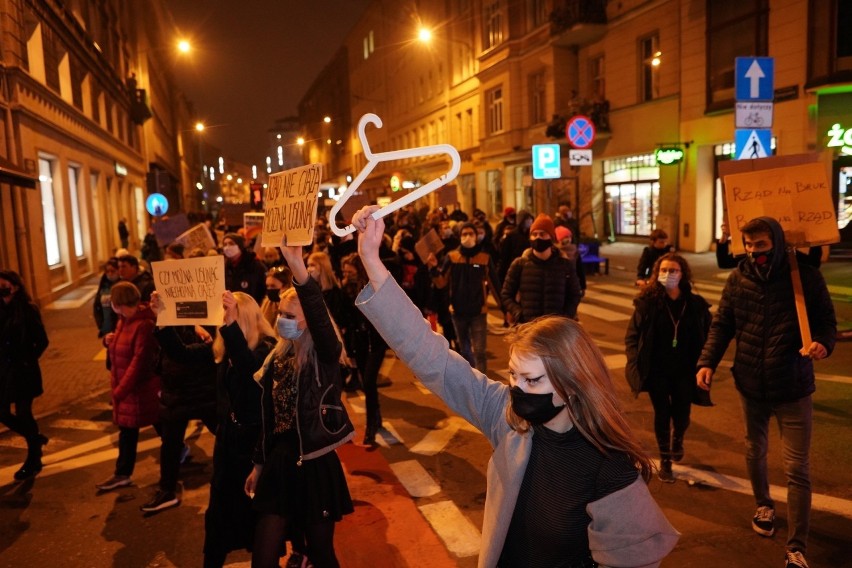 Protestujący zebrali się na placu Wolności w sobotę o godz....