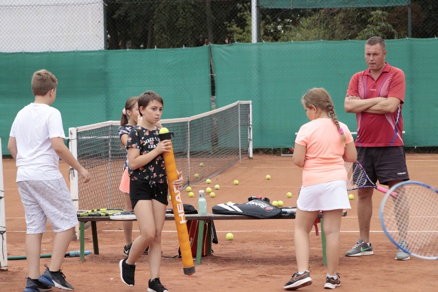 Ostatnie zajęcia Akademii tenisa ziemnego dla dzieci z SM Piast w Złotowie. Zainteresowanie młodzieży rośnie wraz z końcem wakacji