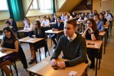 Egzamin gimnazjalny 2018 w Rybniku: Gimnazjaliści z Powstańców nie stresowali się przed polskim i WOSem ZDJĘCIA